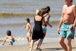 Noordwijk 26 m ei 2012
Connie Breukhoven met dochter Shanna en kleinkinderen Semmy en Soraiya op het strand bij hotel huis ter duin.
Peter Smulders bv