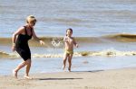 Noordwijk 26 m ei 2012
Connie Breukhoven met dochter Shanna en kleinkinderen Semmy en Soraiya op het strand bij hotel huis ter duin.
Peter Smulders bv