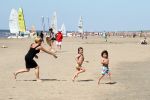 Noordwijk 26 m ei 2012
Connie Breukhoven met dochter Shanna en kleinkinderen Semmy en Soraiya op het strand bij hotel huis ter duin.
Peter Smulders bv