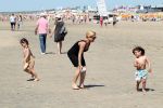 Noordwijk 26 m ei 2012
Connie Breukhoven met dochter Shanna en kleinkinderen Semmy en Soraiya op het strand bij hotel huis ter duin.
Peter Smulders bv