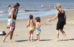 Noordwijk 26 m ei 2012
Connie Breukhoven met dochter Shanna en kleinkinderen Semmy en Soraiya op het strand bij hotel huis ter duin.
Peter Smulders bv