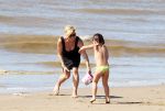 Noordwijk 26 m ei 2012
Connie Breukhoven met dochter Shanna en kleinkinderen Semmy en Soraiya op het strand bij hotel huis ter duin.
Peter Smulders bv