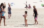 Noordwijk 26 m ei 2012
Connie Breukhoven met dochter Shanna en kleinkinderen Semmy en Soraiya op het strand bij hotel huis ter duin.
Peter Smulders bv