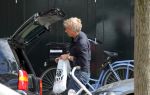 Amsterdam 14 mei 2012
Cor Bakker en zijn vriendin zijn de auto van de dochter van Cor aan het wassen.
Peter Smulders bv