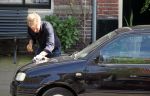 Amsterdam 14 mei 2012
Cor Bakker en zijn vriendin zijn de auto van de dochter van Cor aan het wassen.
Peter Smulders bv