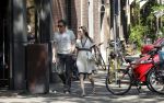 Amsterdam 23 mei 2012
Daan Schuurmans en zijn vrouw Bracha v Doesburg op straat in Amsterdam zuid.
Pter Smulders bv