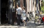 Amsterdam 23 mei 2012
Daan Schuurmans en zijn vrouw Bracha v Doesburg op straat in Amsterdam zuid.
Pter Smulders bv