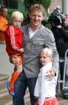 Amsterdam 4 juni 2012
Vertrek Nederlands elftal v.a. het Hilton hotel naar het EK in Oekraine en Polen.
Dirk Kuyt met zijn gezin
Peter Smulders bv