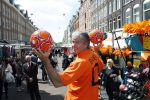 Amsterdam 14 mei 2012
Dries Roelvink zingt zijn liedje over het nederlands elftal op de albert Cuyp markt.
Peter Smulders bv