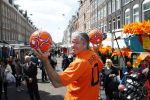 Amsterdam 14 mei 2012
Dries Roelvink zingt zijn liedje over het nederlands elftal op de albert Cuyp markt.
Peter Smulders bv