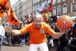Amsterdam 14 mei 2012
Dries Roelvink zingt zijn liedje over het nederlands elftal op de albert Cuyp markt.
Peter Smulders bv