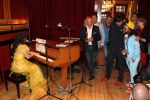 Amsterdam 31 mei 2012
Presentatie boek Andre Amaro. Ellen ten Damme ontvangt het eerste boek. Fotograaf Danny Ellinger fotografeert haar.
Peter Smulders bv