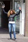 Hoofddorp 14 mei 2012
Fajah Lourens op weg om haar tatoo weg te laten laseren.
Peter Smulders bv