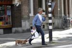 Amsterdam 13 juni 2012
Hans v Wilgenburg met hondje op straat.
Peter Smulders bv