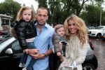 Amsterdam 4 juni 2012
Vertrek Nederlands elftal vanaf het Hilton hotel naar het EK in Oekraine en Polen.
John Heitinga met zijn vrouw Charlotte Heitinga en hun kinderen
Peter Smulders bv