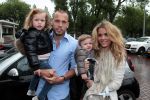 Amsterdam 4 juni 2012
Vertrek Nederlands elftal vanaf het Hilton hotel naar het EK in Oekraine en Polen.
John Heitinga met zijn vrouw Charlotte Heitinga en hun kinderen
Peter Smulders bv