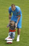 Lausanne, 17 en 18 Mei 2012
Nederlands elftal op traingskamp op weg naar het EK 2012
John Heitinga met zijn vrouw Charlotte Heitinga-Zenden en hun kinderen
Foto Peter Smulders BV