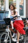Amsterdam 23 mei 2012
Jorinde Moll met haar kindje die in slaap gevallen is op de fiets.
Peter Smulders bv
