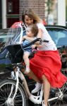 Amsterdam 23 mei 2012
Jorinde Moll met haar kindje die in slaap gevallen is op de fiets.
Peter Smulders bv