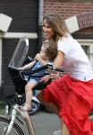 Amsterdam 23 mei 2012
Jorinde Moll met haar kindje die in slaap gevallen is op de fiets.
Peter Smulders bv