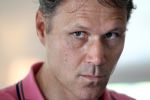 Halfweg 23 mei 2012
Uitreiking boek Willem V Hanegem door Marco v Basten op golfbaan houtrak.
Peter Smulders bv