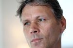 Halfweg 23 mei 2012
Uitreiking boek Willem V Hanegem door Marco v Basten op golfbaan houtrak.
Peter Smulders bv