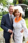 Breukelen 12 juni 2012
Haringparty op Neijenrode. Marijke Helwegen met man
Peter Smulders bv