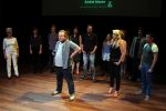 Amsterdam 31 mei 2012
Joop v d Ende presenteert de cast van de Andre Hazes musical met oa Martijn Fischer (Andre) Chantal janzen ( Rachel) Cees Geel Hajo Bruins en Doris Baaten. Regie is in handen van Ruut Weissman en Kees Prins. Presentatie was in het nieuwe de la mar theater.
Peter Smulders bv