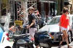 Amsterdam 25 mei 2012
Sven Kramer en zijn vriendin Naomi v As op de vespa scooter op de cornelis schuytstraat.
Peter Smulders bv