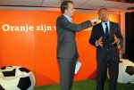Amsterdam 15 mei 2012
Rene Froger krijgt uit handen van ING CEO Nick Jue de eerste oranje single overhandigt en de nieuweste commercial van ING ivm het EK wordt getoond .
Peter Smulders bv
