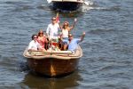 Amsterdam 28 mei 2012
Robert Doornbos en zijn verloofde Chantal Bles met haar vader Jos en moeder aan het varen op de amsterdamse grachten.
Peter Smulders bv