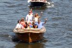 Amsterdam 28 mei 2012
Robert Doornbos en zijn verloofde Chantal Bles met haar vader Jos en moeder aan het varen op de amsterdamse grachten.
Peter Smulders bv