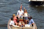 Amsterdam 28 mei 2012
Robert Doornbos en zijn verloofde Chantal Bles met haar vader Jos en moeder aan het varen op de amsterdamse grachten.
Peter Smulders bv