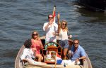 Amsterdam 28 mei 2012
Robert Doornbos en zijn verloofde Chantal Bles met haar vader Jos en moeder aan het varen op de amsterdamse grachten.
Peter Smulders bv