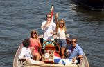 Amsterdam 28 mei 2012
Robert Doornbos en zijn verloofde Chantal Bles met haar vader Jos en moeder aan het varen op de amsterdamse grachten.
Peter Smulders bv