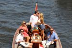 Amsterdam 28 mei 2012
Robert Doornbos en zijn verloofde Chantal Bles met haar vader Jos en moeder aan het varen op de amsterdamse grachten.
Peter Smulders bv
