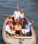 Amsterdam 28 mei 2012
Robert Doornbos en zijn verloofde Chantal Bles met haar vader Jos en moeder aan het varen op de amsterdamse grachten.
Peter Smulders bv