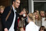 Amsterdam 4 juni 2012
Vertrek Nederlands elftal v.a. het Hilton hotel naar het EK in Oekraine en Polen.
Robin v Persie met zijn gezin
Peter Smulders bv