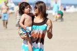 Noordwijk 26 m ei 2012
Connie Breukhoven met dochter Shanna en kleinkinderen Semmy en Soraiya op het strand bij hotel huis ter duin.
Peter Smulders bv