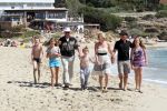 ibiza 1 mei 2012
Sonja Bakker met haar kinderen vader en vriend Jan en zijn dochter op vakantie op ibiza. Ook hun hondje hadden ze mee genomen.
Peter Smulders bv