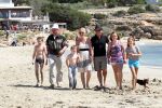 ibiza 1 mei 2012
Sonja Bakker met haar kinderen vader en vriend Jan en zijn dochter op vakantie op ibiza. Ook hun hondje hadden ze mee genomen.
Peter Smulders bv