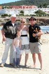 ibiza 1 mei 2012
Sonja Bakker met haar kinderen vader en vriend Jan en zijn dochter op vakantie op ibiza. Ook hun hondje hadden ze mee genomen.
Peter Smulders bv