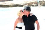 ibiza 1 mei 2012
Sonja Bakker met haar kinderen vader en vriend Jan en zijn dochter op vakantie op ibiza. Ook hun hondje hadden ze mee genomen.
Peter Smulders bv