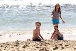 ibiza 1 mei 2012
Sonja Bakker met haar kinderen vader en vriend Jan en zijn dochter op vakantie op ibiza. Ook hun hondje hadden ze mee genomen.
Peter Smulders bv