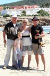 ibiza 1 mei 2012
Sonja Bakker met haar kinderen vader en vriend Jan en zijn dochter op vakantie op ibiza. Ook hun hondje hadden ze mee genomen.
Peter Smulders bv
