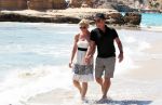 ibiza 1 mei 2012
Sonja Bakker met haar kinderen vader en vriend Jan en zijn dochter op vakantie op ibiza. Ook hun hondje hadden ze mee genomen.
Peter Smulders bv