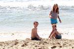 ibiza 1 mei 2012
Sonja Bakker met haar kinderen vader en vriend Jan en zijn dochter op vakantie op ibiza. Ook hun hondje hadden ze mee genomen.
Peter Smulders bv