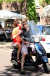 Amsterdam 25 mei 2012
Sven Kramer en zijn vriendin Naomi v As op de vespa scooter op de cornelis schuytstraat.
Peter Smulders bv