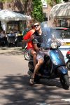 Amsterdam 25 mei 2012
Sven Kramer en zijn vriendin Naomi v As op de vespa scooter op de cornelis schuytstraat.
Peter Smulders bv