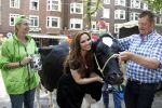 Amsterdam 23 mei 2012
Tatjana melkt een koe  tijdens een reclame stunt van campina.
Peter Smulders bv